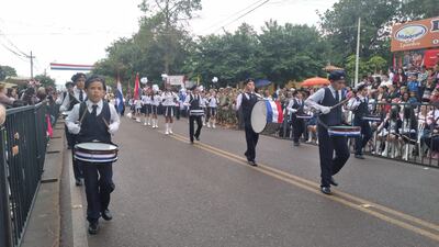 Los estudiantes dieron colorido a la fiesta organizada por el aniversario de la ciudad.