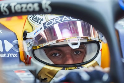 El piloto neerlandés de Red Bull, Max Verstappen, en el box del equipo, durante la sesión vespertina de la primera jornada de los entrenamientos oficiales de pretemporada de Fórmula 1, en el circuito de Barcelona-Cataluña.