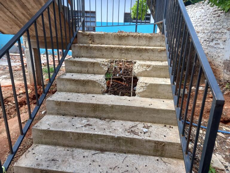 La escalera de la escuela Bernardo Ocampos, de Lambaré, tiene una importante y peligrosa grieta.