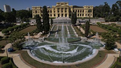 Jardín exterior frente al Museo de Ipiranga.