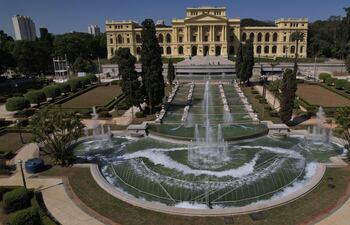 Jardín exterior frente al Museo de Ipiranga.