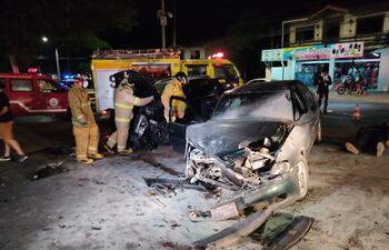Los dos automóviles sufrieron graves daños tras el percance y sus ocupantes sufrieron heridas sin mucha gravedad.