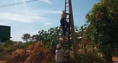 Los funcionarios de la ANDE procedieron a la desconexión de suministro irregular.