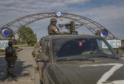 Soldados rusos en guardia en la estación nuclear de Zaporiyia, en Ucrania.
