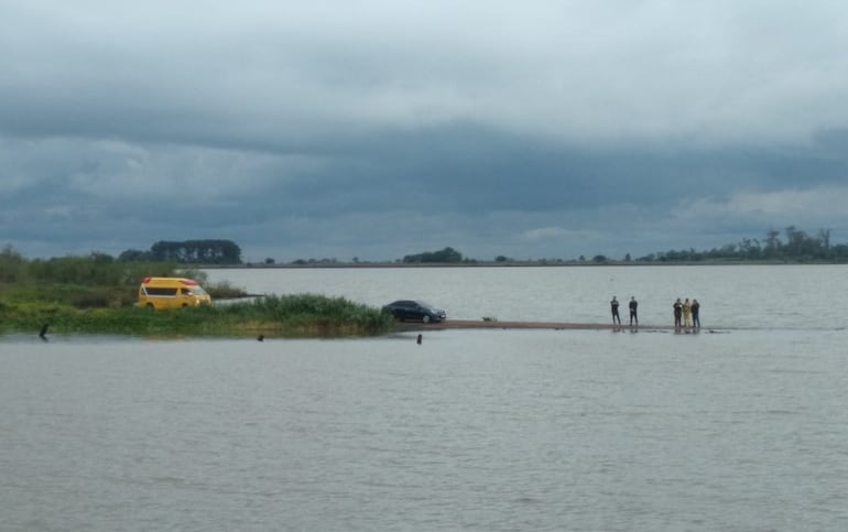 Este es el sector del subembalse del arroyo Tacuary donde se hundió la camioneta. Aquí existe un tramo de la antigua ruta PY01 que sobresale del lago.