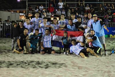 El DT Isidro Mendoza extiende la bandera tricolor, luego que el Unión Morro conquistara el cetro.