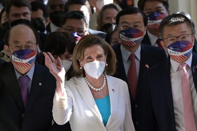 Nancy Pelosi saluda a su arribo al parlamento de Taipei, Taiwán.