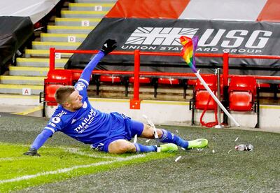 Jamie Richard Vardy marcó sobre el final el gol del triunfo de Leicester y en su festejo destrozó el banderín del corner.  Recibió una “hermosa” tarjeta amarilla.