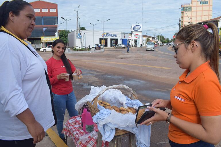 Nancy aguarda a sus clientes con un caliente cocido con leche y una sabrosa chipa en Carapeguá.