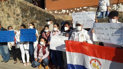 Personal de Blanco manifestados frente al hospital de Fuerte Olimpo, piden cobrar sus salarios atrasados y que acabe el manoseo politico, denunciaron ademas existencia de supuestos planilleros dentro del nosocomio
