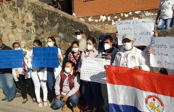 Personal de Blanco manifestados frente al hospital de Fuerte Olimpo, piden cobrar sus salarios atrasados y que acabe el manoseo politico, denunciaron ademas existencia de supuestos planilleros dentro del nosocomio