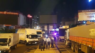 Los conductores de camiones de mediano porte volvieron a cerrar el paso en la zona primaria del puente de la Amistad.