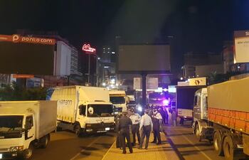 Los conductores de camiones de mediano porte volvieron a cerrar el paso en la zona primaria del puente de la Amistad.