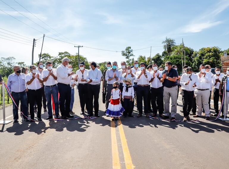 El mandatario, acompañado por el ministro de Obras Públicas y autoridades locales, al momento de la inauguración de la ruta.