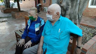 Don Fabio. de 87 años. y su esposa Ignacia. de 85 años, llegaron juntos a la clínica 12 de junio del IPS para ser vacunados contra el COVID-19.