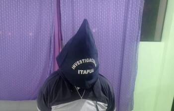 El ex gobernador de Paraguaríi, Oscar Velaztiqui (ANR cartista) fue detenido en Encarnación con una camioneta denunciada como robada en el Brasil. Fue liberado tras prestar declaración indagatoria ante la fiscal de turno, Rocío Valdez.