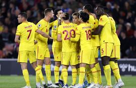 Los jugadores del Liverpool festejan uno de los tantos contra el Southampton en la regularización de la Premier League.