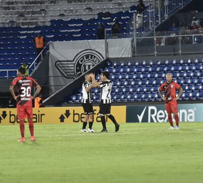 Cristian Riveros (d) y la apertura del marcador para Libertad.