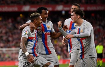 Rapinha, Jules Koundé, Ferran Torres y Gavi celebran el gol anotado por el brasileño y que sirvió para la victoria del Barcelona ante Athletic Bilbao.