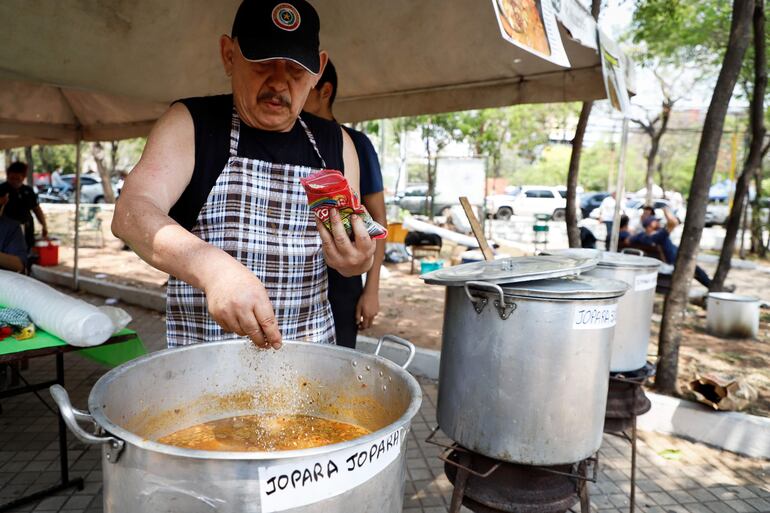 El jopará está compuesto por locro, poroto, carne, verduras y otras especias. 