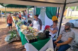 Productores agrícolas de la ciudad de San Juan Bautista, Misiones, en la feria granjera realizada en esta jornada.