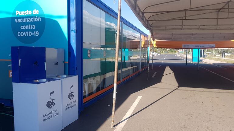 Vacunatorio de la Costanera de Asunción se encuentra vació ante la falta de dosis contra el nuevo coronavirus.