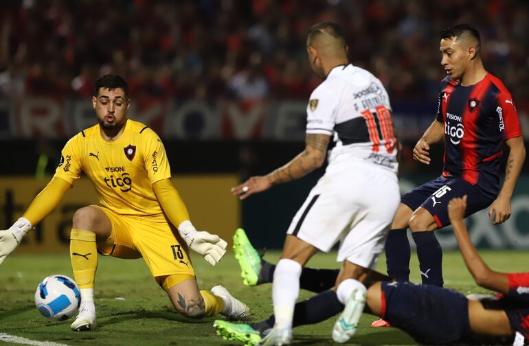 Jean Paulo Fernandes arquero de Cerro detiene un balón en un partido de la Copa Libertadores entre Cerro Porteño y Olimpia en el estadio La Nueva Olla en Asunción (Paraguay). 