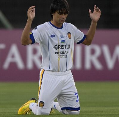 El rezo de Aldo Vera, antes del inicio del partido.