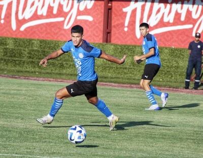 Intensa práctica futbolística en el CARDE.