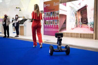 Un vehículo de transporte Segway Robotics en uno de los pasillos de la Feria Internacional de Turismo Fitur 2021, este jueves, en Madrid. Igual que hace cinco años hubiera parecido extraño un código QR en la mesa de un restaurante y hoy es habitual, los robots camareros, recepcionistas o azafatos podrían extenderse el próximo lustro por hoteles, aeropuertos y aerolíneas, a tenor de la tendencia hacia el turismo tecnológico expuesto en Fitur 2021.