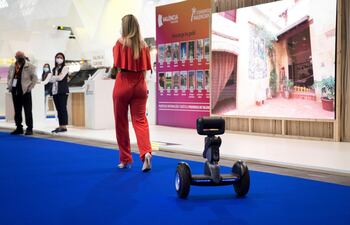 Un vehículo de transporte Segway Robotics en uno de los pasillos de la Feria Internacional de Turismo Fitur 2021, este jueves, en Madrid. Igual que hace cinco años hubiera parecido extraño un código QR en la mesa de un restaurante y hoy es habitual, los robots camareros, recepcionistas o azafatos podrían extenderse el próximo lustro por hoteles, aeropuertos y aerolíneas, a tenor de la tendencia hacia el turismo tecnológico expuesto en Fitur 2021.
