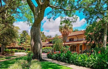 El Hotel Campo´i está ubicado en la localidad de Mariscal Estigarribia, rodeado de estancias. El sitio es ideal para desconectarse y disfrutar de la exuberante naturaleza.