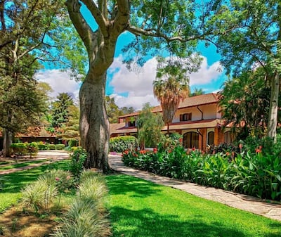 El Hotel Campo´i está ubicado en la localidad de Mariscal Estigarribia, rodeado de estancias. El sitio es ideal para desconectarse y disfrutar de la exuberante naturaleza.