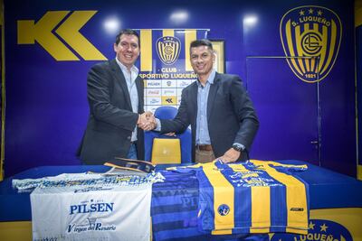 Daniel Rodríguez (i) y Gustavo Florentín (d) durante la firma de contrato del entrenador con el Sportivo Luqueño.