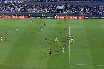 Acción del gol de Fernando Cardozo, de Olimpia, a Patronato.