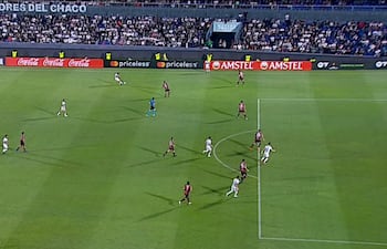 Acción del gol de Fernando Cardozo, de Olimpia, a Patronato.