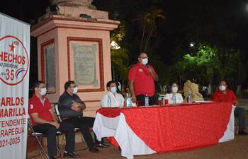 El precandidato a la intendencia Carlos María Santracruz, acompañado de los líderes del Movimiento Hechos No Palabras.