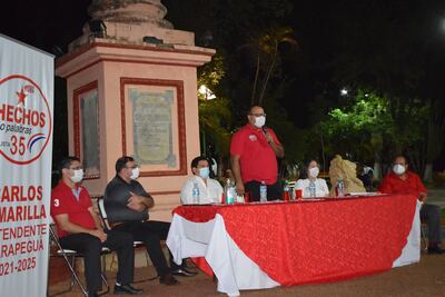El precandidato a la intendencia Carlos María Santracruz, acompañado de los líderes del Movimiento Hechos No Palabras.