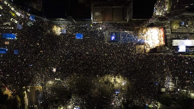 Una multitud de partidarios de la aprobación de la nueva Constitución Nacional durante el cierre de campaña el pasado jueves, en Santiago.