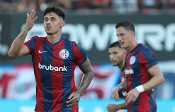 Adam Bareiro festeja un gol para San Lorenzo.