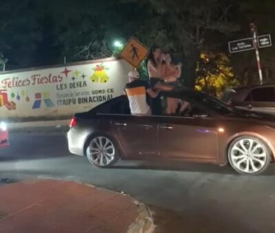 Jóvenes circulando con música a alto volumen y medio cuerpo afuera del vehículo sobre la avenida Los Yerbales.