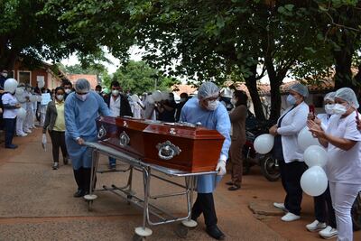 Con globos blancos y en medio de mucho dolor despiden a conductor de ambulancia víctima del COVID-19 en San Juan.