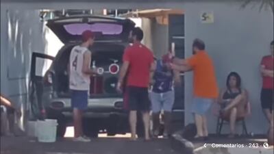 Máximo Ramón Sosa Fernández (de remera naranja) encabezaba una fiesta con fiesta a todo volumen.