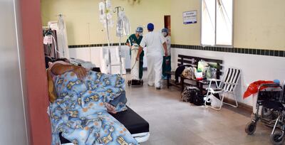 Ante la alta demanda de camas en todo el país, pasillos y otros espacios de área común son utilizados en los hospitales para instalar camas y dar atención médica.