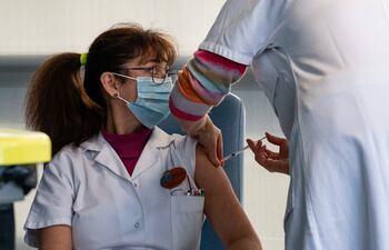 Una enfermera aplica una vacuna de Pfizer-BioNTech en Francia.