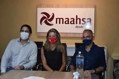 El viceministro de Industria y Comercio (MIC), Luis Ramiro Samaniego, la vicepresidenta de Maahsa, Franca Morábito Lautorrette, y el Arq. Aníbal Giménez del MIC.