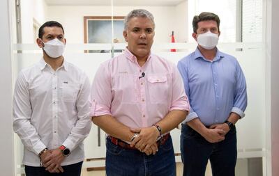 El presidente colombiano Ivan Duque (en el centro de la fotografía) con el ministro del Interior, Daniel Palacios (a la izquierda) y el ministro de Defensa, Diego Molano.