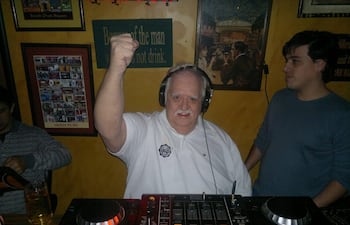 Lucho Nogués, disfrutando de sus dos grandes pasiones, Olimpia y la movida nocturna.