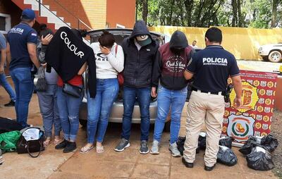 Los jóvenes detenidos y las evidencias incautadas en la base de Investigaciones de Alto Paraná.
