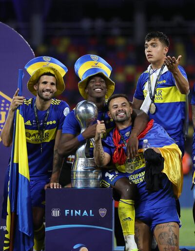 El argentino Lisandro López (i), el peruano Luis Advíncula y el colombiano Edwin Cardona posan con el trofeo de la Copa Argentina, que Boca conquistó tras superar en la final a Talleres.